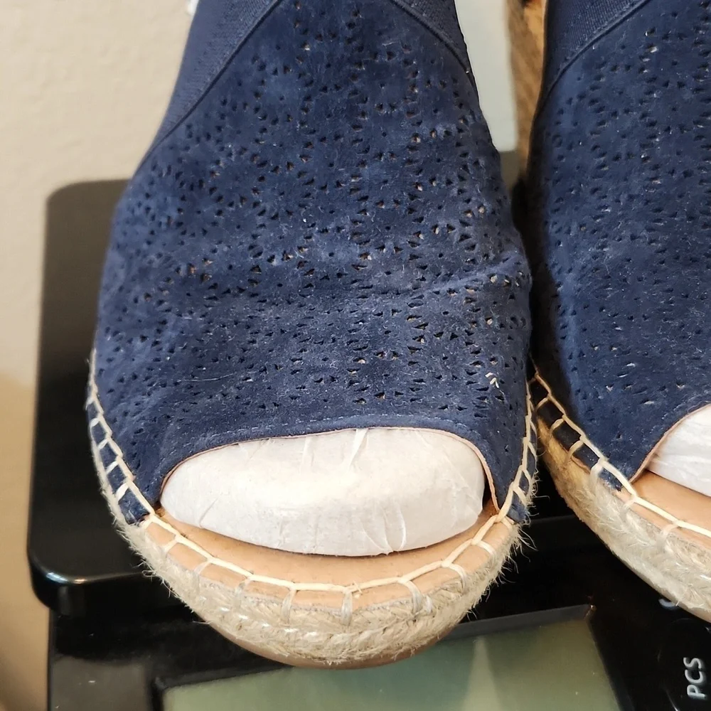NWT Kenneth Cole Gentle Souls Colleen Cross Blue Elastic Wedge Sandal